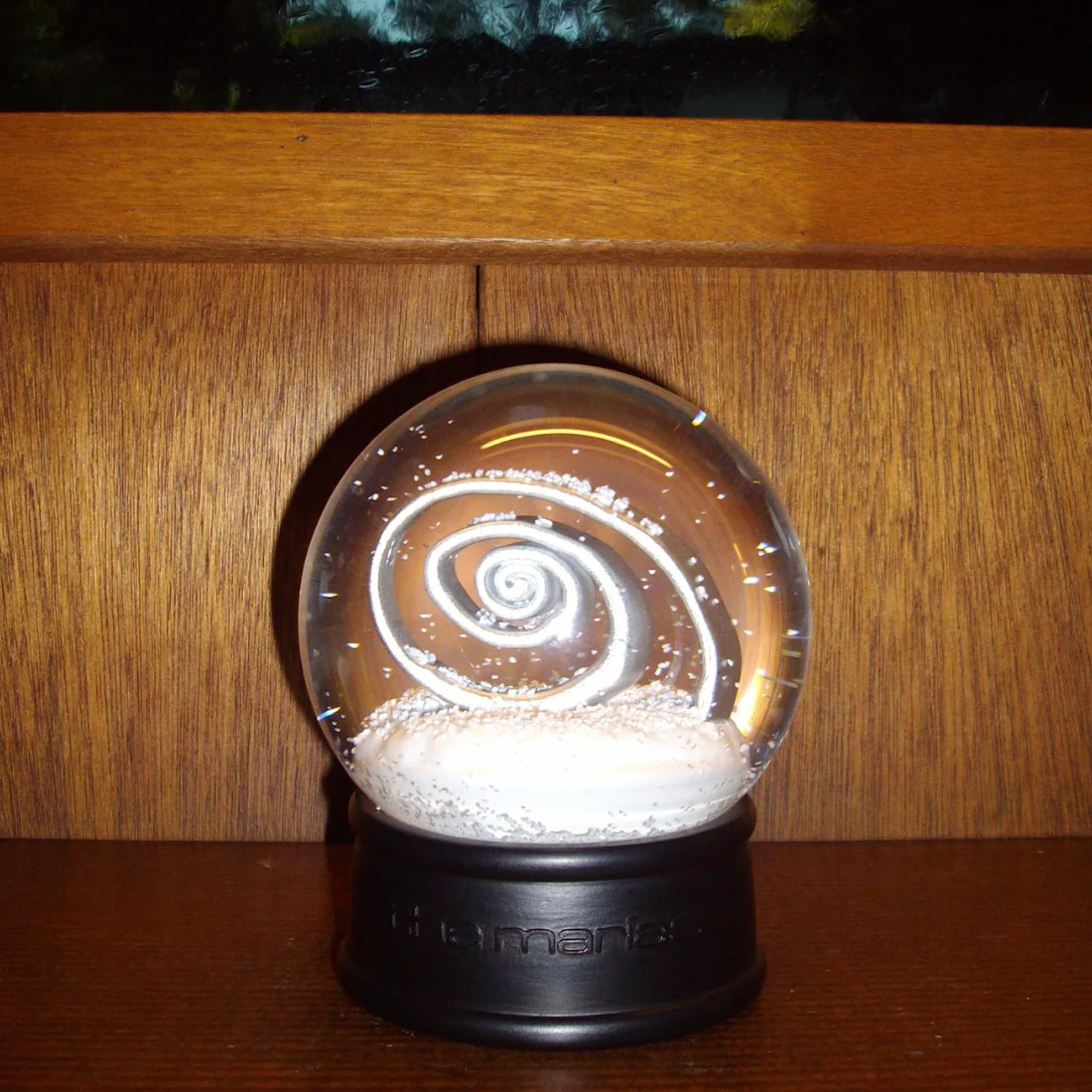 submarine swirl snow globe - Image 3